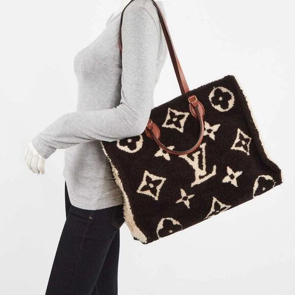 Louis Vuitton Limited Edition Monogram Fleece Teddy Onthego GM Tote Bag - Picture 2 of 9